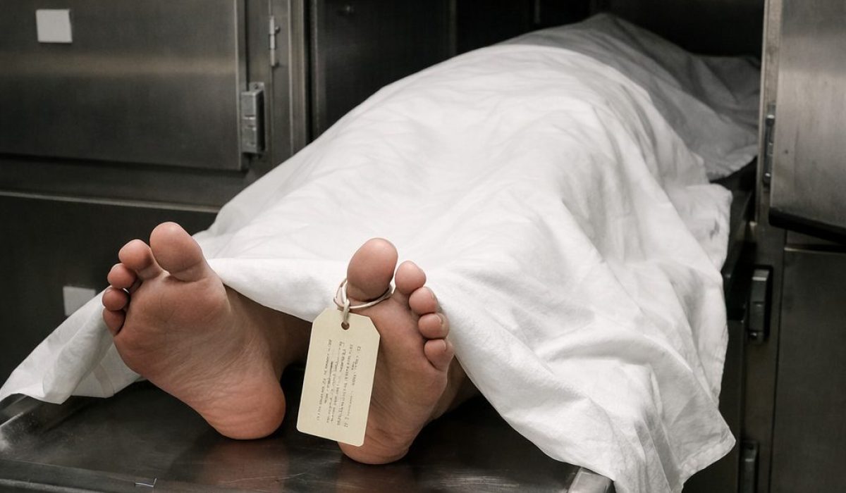 Corps recouvert d’un drap en chambre mortuaire dans un hôpital