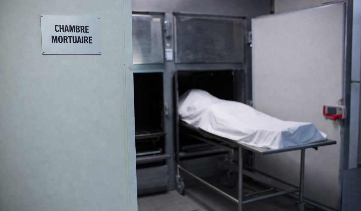 Personnel hospitalier informant une famille sur les frais de chambre mortuaire dans un hôpital